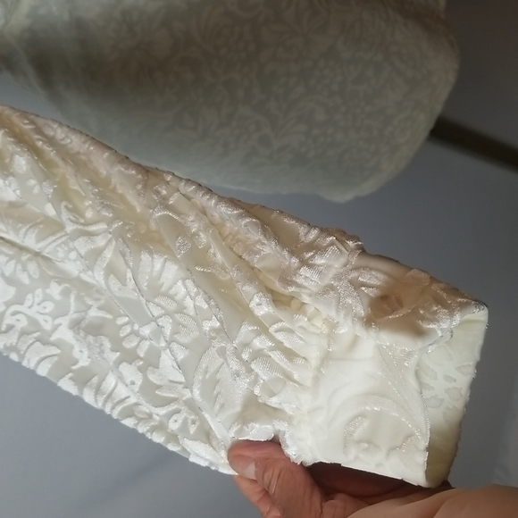 SAINT GENIES CREAM COLOR FLOCKED VELVET DRESS WITH BISHOP SLEEVES - Picture 5 of 9